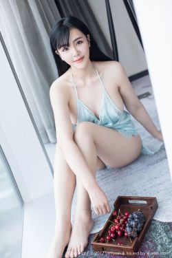 美女挤奶